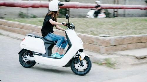 國(guó)產(chǎn)電動(dòng)車街拍視頻